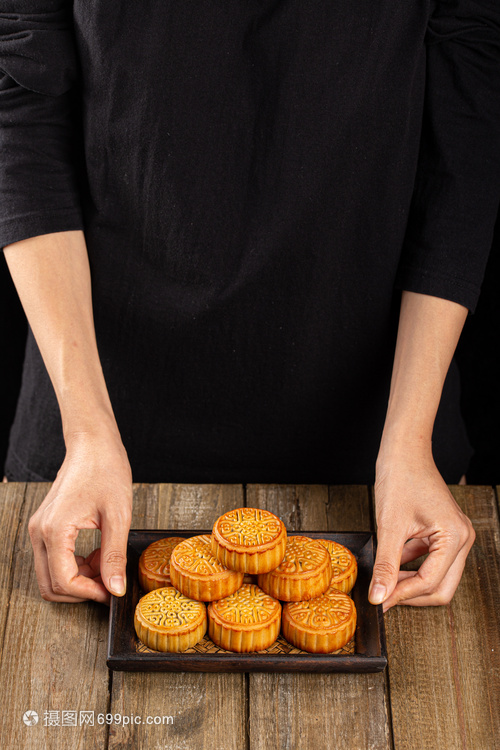 手拿起月餅復古餐盤 攝像服務