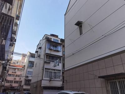 小區(qū)“美麗家園”留了啥尾巴？外墻樓道都刷白了，蜘蛛網(wǎng)線纜誰來管？